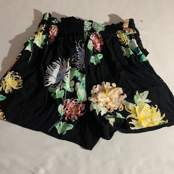 🔴🔵Zara shorts - Picture 2 of 3